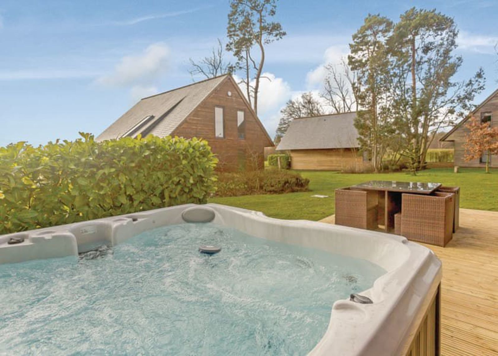 Beautiful timber lodge stay in Yorkshire 4nts WITH hot tub!!